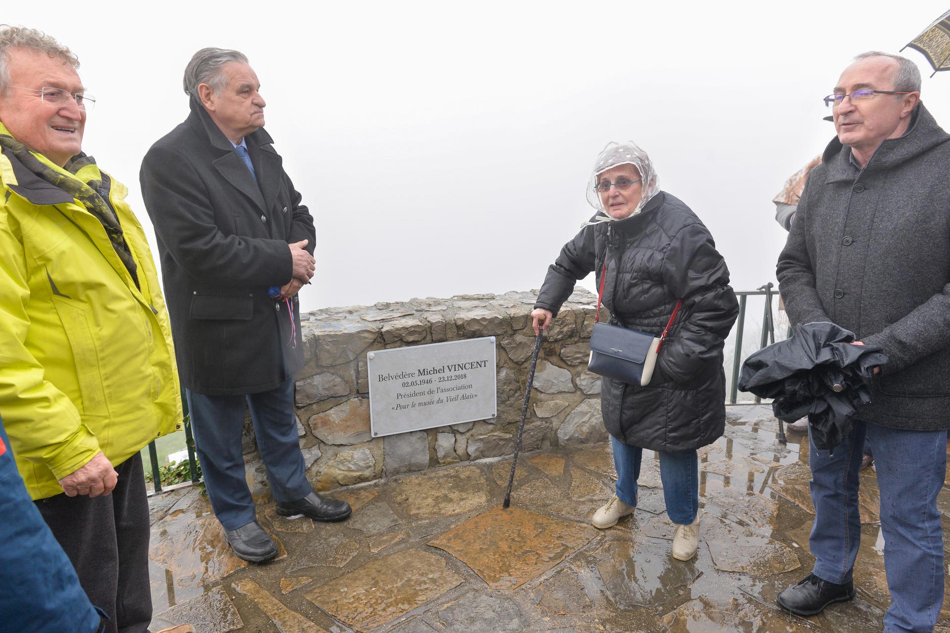 La plaque commémorative de Michel Vincent a été dévoilée par (de gauche à droite) Jean Vincent, son frère, Max Roustan, Danièle Carillo, sa sœur, et Alain Reynaud, actuel président de l’association des Amis du Vieil Alais.