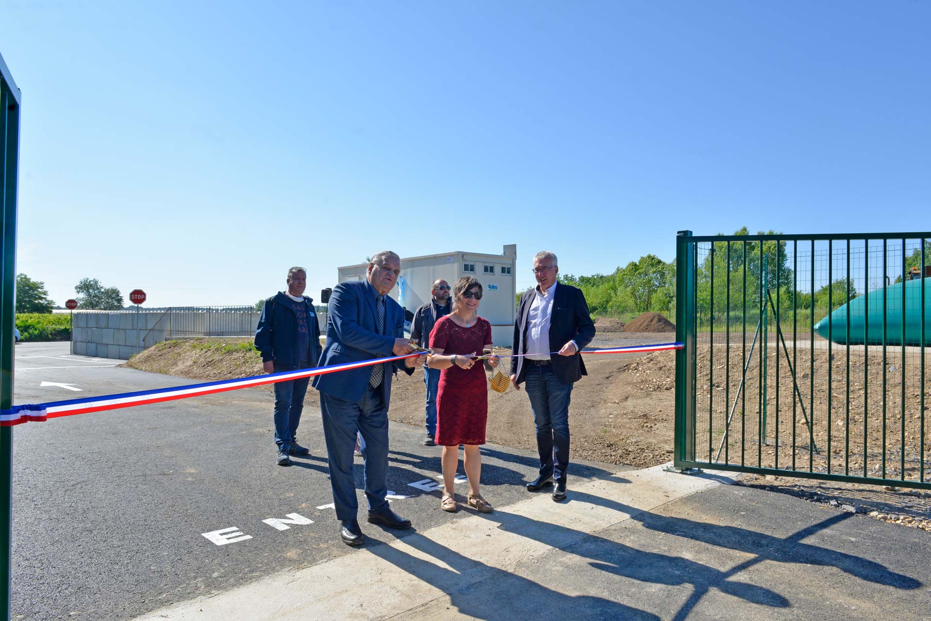 Max Roustan, président d’Alès Agglomération, Aurélie Genolher, maire de Massillargue-Atuech, et Christophe Rivenq, conseiller communautaire, ont inauguré le 25 mai la première plateforme à végétaux d’Alès Agglomération.