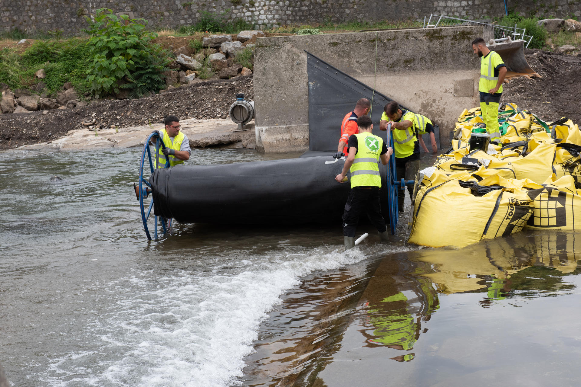 Le nouveau barrage gonflable, d’un poids de 650 kg, a pris sa place à hauteur du pont Neuf.