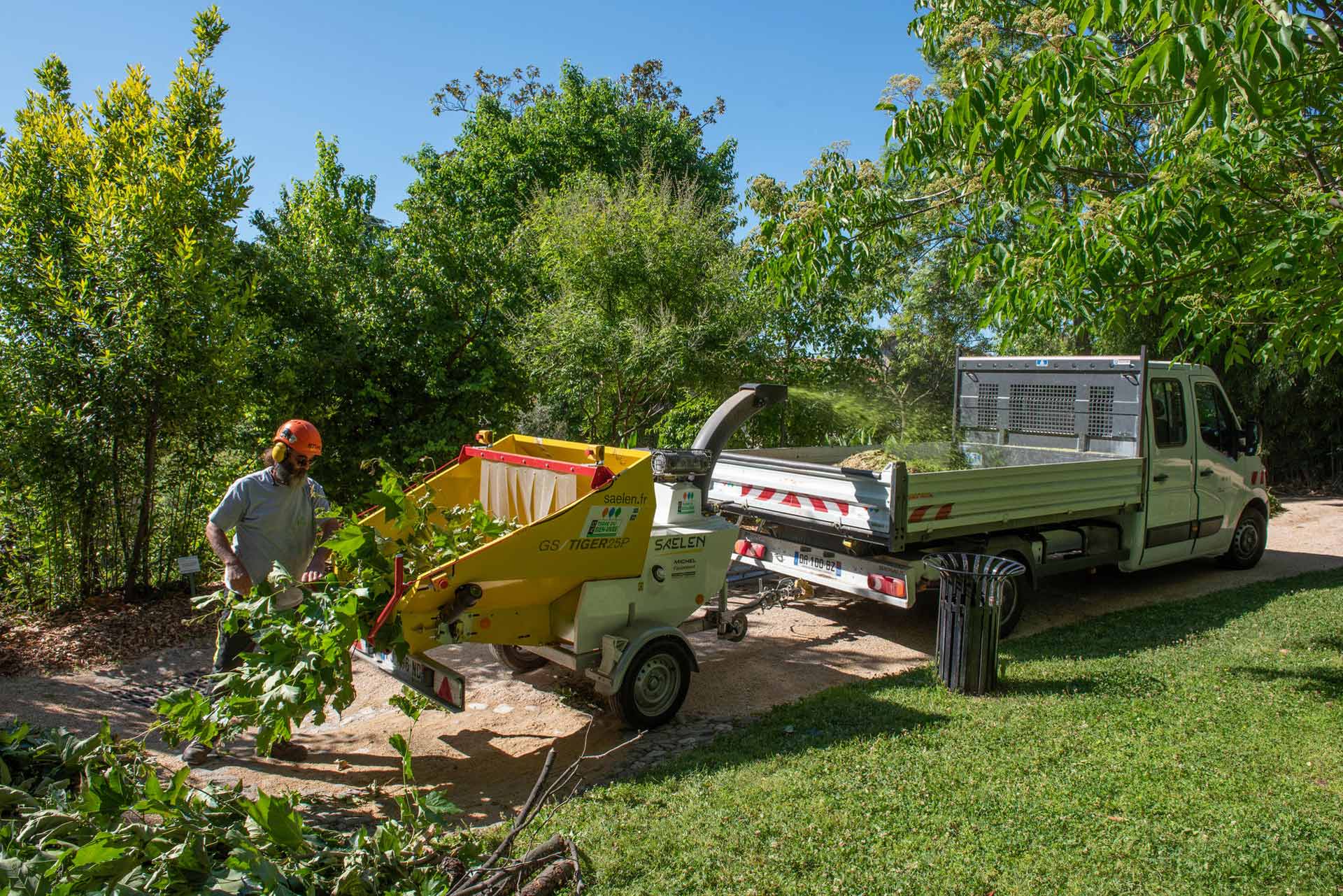 La broyeuse à végétaux est entrée en action au jardin de la tour Vieille. Elle est capable de produire des plaquettes ou des granulés de bois qui seront ensuite utilisés en paillage dans les jardins, afin de limiter la pousse des herbes spontanées et de réduire l’évaporation de l’eau des sols en été.