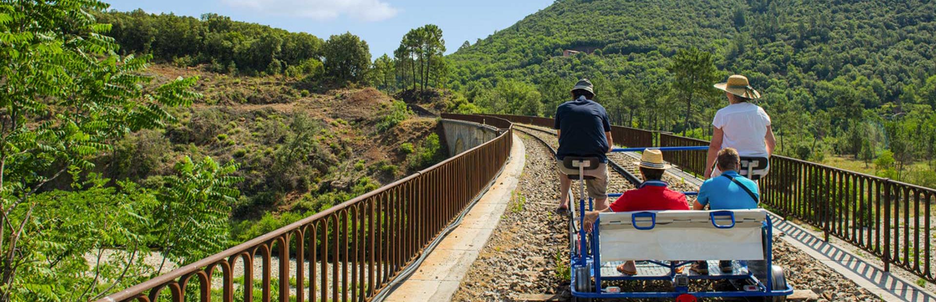 Original et écolo, le Vélorail des Cévennes se pratique en amoureux, en famille ou entre amis.