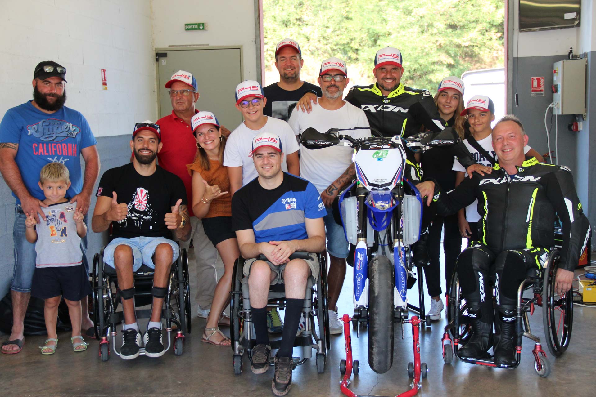 Emmanuel Senin (à gauche), président de l’association Planète Handisport, crée le premier Pôle Mécanique handisport de France, regroupant l’activité karting et moto à Alès.