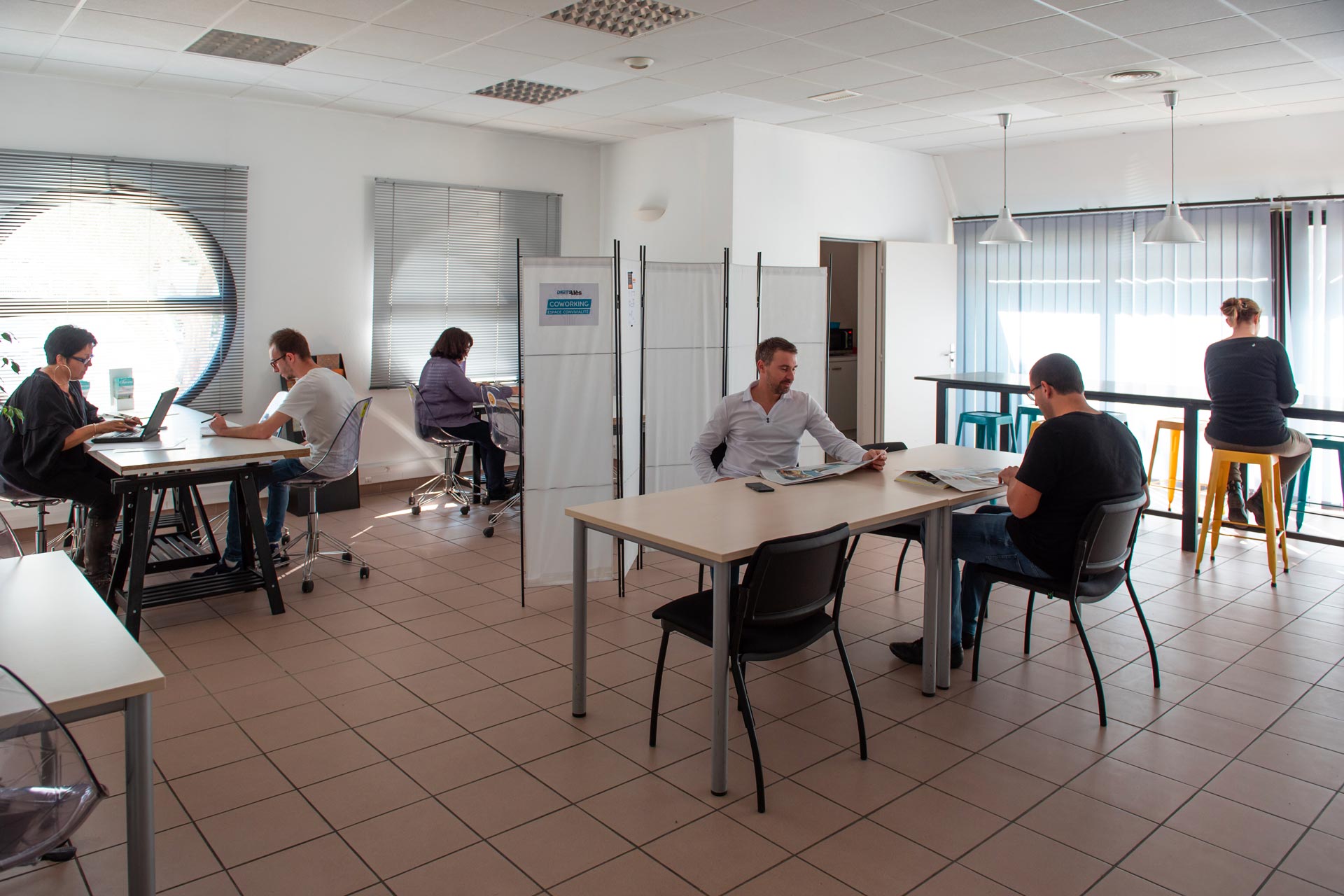 L’open space est un lieu de travail en commun qui facilite aussi les échanges d’expériences.