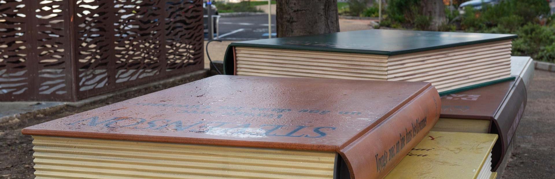 17 livres-bancs pour s’asseoir rue Edgar Quinet