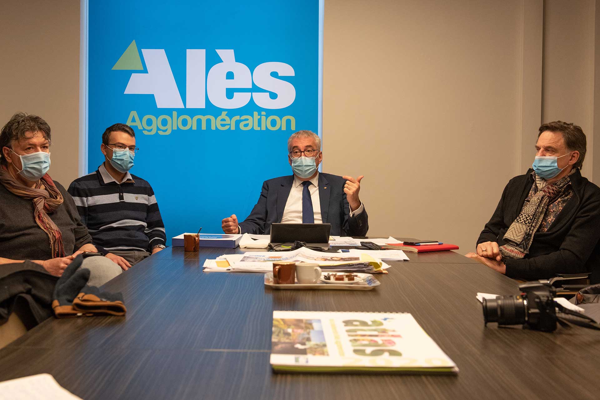 Christophe Rivenq, président d’Alès Agglo, au côté des professionnels de santé du bassin n’a pas caché sa colère et sa déception face à la gestion calamiteuse de l’ARS dans ce départ manqué pour la vaccination.
